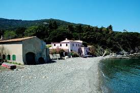 Gli appartamenti le sirene si trovano a cavoli, direttamente su una delle spiagge più belle dell'isola d'elba, sempre godibile per la dolcezza del clima. Appartamenti A Marciana Marina Affitti Vacanze Isola D Elba