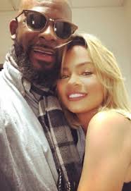 Kelly have spoken out about the allegations. R Kelly S Girlfriend Reportedly Dating 19 Year Old Halle Caloun Hollywood Life