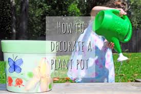 Before starting the coating, glue the bottom of the flower pot with tape and then paint it with white acrylic paint in order to make the surface uniform. How To Decorate A Plant Pot With The Kids
