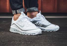 Decouvrez En Images La Air Max More White Metallic Silver Qui Est Basee Sur Un Nouveau Modele Hybride S Inspirant Des Sneakers Fashion Nike Air Max Sneakers