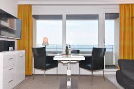 Flur mit küchenzeile (backofen), bad mit dusche, wohnraum mit einzeln ausklappbaren schrankbetten,essplatz, tv und. Haus Am Meer Whg 124 Seeseite Ferienwohnung In Westerland Mit Meerblick Balkon Und Wlan