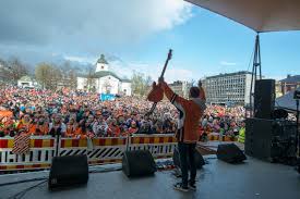 Said especially before an important event in which one can win or lose, such as a championship match, job interview or final exams (internet slang, humorous) said when finland or something related to it is mentioned Torilla Tavataan Musiikkivideossa Nakyy Kultajuhlien Riemu Katso Musiikkivideo Hameen Sanomat