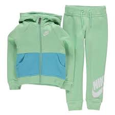 Nos vêtements pour fille aux couleurs et imprimés ultra tendance sont les pépites stylistiques à avoir absolument. Survetement Nike Fille 4 Ans V1 Lenze Com Tr