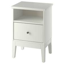La table de chevet est un petit meuble discret mais indispensable dans une chambre, que ce soit pour poser un livre, une lampe de table ou un réveil. Nightstands And Bedside Tables Modern Affordable Ikea