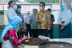 Pasar kliwon atau kudus pasar baru jakarta dan pasar klewer solo merupakan contoh pasar setempat b daerah c nasional d internasional. Perusahaan Swasta Di Kudus Dukung Pelaksanaan Vaksinasi Mandiri Antara News