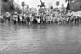 Thanks to the abuelas de plaza de mayo, 256 of the missing 500 children had been documented by 1998. Homenaje A Las Madres Y Abuelas De Plaza De Mayo Un Recorrido Por Sus 45 Anos De Lucha La Opinion Austral
