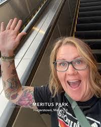 Kara Beavers's Instagram, Twitter & Facebook