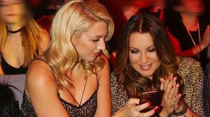 Με καινούρια φωτογραφία υποδέχθηκε την νέα εβδομάδα η ναταλία , και το μόνο που δεν πείραξε με το photoshop είναι η ελίτσα που έχει λίγο πιο κάτω από το λαιμό. Germanoy Spyropoyloy H Palia H Nea Kai To Soyper Mini Forema Music Net Cy