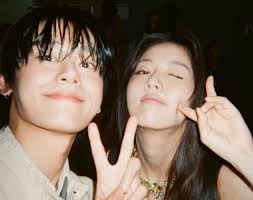 Not K-Drama or K-Pop] Zendaya is engaged to Tom Holland 🥰 congratulations  to tom and zendaya