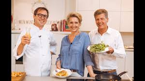 Max stiegl ist ein ausgezeichneter koch und ein unglaublich kommunikativer, gern spontaner mensch. Eierschwammerl Omelett Mit Thai Basilikum Max Stiegl Youtube