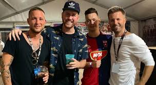 A fiatalok egy percig sem próbálták eltitkolni kapcsolatukat, hiszen mint azt bence is mondja, nagyon jól kijönnek egymással. Sebestyen Balazs Istenes Bence Es Fluor Egyutt Enekeltek A Mizu T A Fesztivalozokkal Szmo Hu