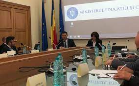 Grupul de lucru, cunoscut sub denumirea de ,,comisia de tăiat hârtii din cadrul mec, prezintă un prim raport ce are în vedere eficientizarea. W11 1nwlxyutim
