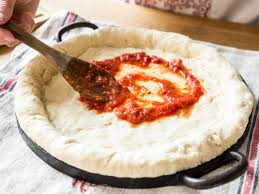 So Machst Du Deine American Pizza Mit Kaserand Selber Rezept Pizza Mit Kaserand American Pizza Lebensmittel Essen