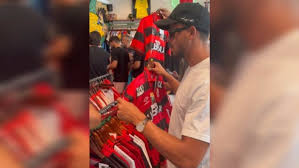 Jogador do Manchester City adquire camisa do Flamengo nos EUA