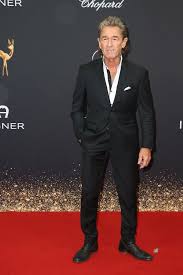 Umso mehr wundern sich ihre eltern, als anouk plötzlich voller vorfreude abends zu bett geht. Fur Tochter Anouk 1 Peter Maffay Fahrt Weniger Motorrad Promiflash De