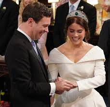 Princesa eugenie pediu a outros portadores de escoliose que compartilhem suas cicatrizes como parte do dia internacional da consciência sobre escoliose no último fim de semana. Casamento Da Princesa Eugenie De York E Jack Brooksbank Dia 12 10 2018 Noiva Com Classe