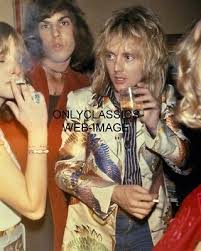 Queen are a british rock band that formed in london in 1970. Konigin Band Drummer Roger Taylor Freddie Mercury Backstage Party 8x10 Foto Ebay