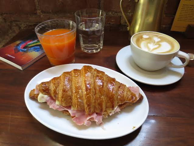 El desayuno: croissant con jamón y queso goufa, latte y jugo de zanahoria y jengibre @ Café Nin – Javier Aroche / Log