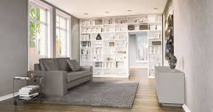 Bucherregal Nach Mass In Weiss Das Uber Den Turrahmen Bis Zur Decke Reicht Und Hinter Einer Massgefertigten Couch Und Ein Bucherregal Weiss Haus Deko Bucherregal