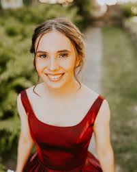 Keely looking like a for real princess at her graduation 👑🤩