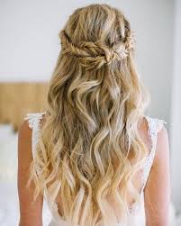 Lockerer fischgrätenzopf wenn sie ihre haare gerne offen tragen, aber trotzdem aus dem gesicht haben möchten, bietet sich eine halboffene frisur an. Frisuren Mit Flechten Und Locken Beliebte Frisuren 2020