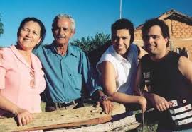 Zezé di camargo, nome artístico de mirosmar josé de camargo (pirenópolis, 17 de agosto de 1962), é um cantor e compositor brasileiro que junto com seu irmão welson david de camargo (luciano) formam a dupla sertaneja zezé di camargo & luciano. Pai Dos Sertanejos Zeze Di Camargo E Luciano Morre Aos 83 Anos Diversao Campo Grande News