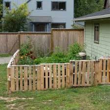 Cloture Basse En Palettes De Bois Autour D Un Petit Jardin Idees De Cloture Bon Marche Palette Bois Bricolage Cloture