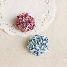 簡単に作れる梅雨の時期にピッタリのおしゃれな紫陽花のブローチの作り方 アクセサリー ぬくもり アクセサリー ブローチ 紫陽花 あじさい おしゃれ シャワー台 梅雨 ビーズ はぎれ 手作り 作り方 ハンドメイド 手芸 nukumore 布花 作り方 ピアスの