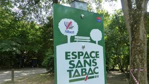 S'utilise avec les articles la, l' (devant une voyelle ou un h muet), une. Il Est Interdit De Fumer Aux Abords Des Ecoles D Albert