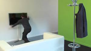 Certains de ces murs séparent deux pièces et sont recouverts de placo et d'autres sont les murs extérieurs de la maison. Un Support Tv Mural Sans Percer Erard Standit Youtube