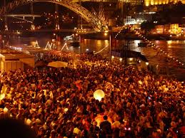Ao longo deste tempo, e muito particularmente nos últimos mil anos, este pequeno pedaço de território teve um papel primordial na história de portugal. S Joao Porto Splendour In The Grass Porto Portugal Most Beautiful Cities