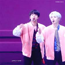Was dir helfen könnte wäre zb dass jimin (links) sehr volle lippen . Jin Suga Suga Gif Bts Jin Suga