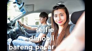 Ceritanya berawal saat emily musson, seorang mahasiswa mengunggah foto selfie bareng kekasihnya, johnny. Selfie Dimobil Bareng Pacar Youtube