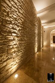 Des Spots Au Sol Pour Mettre En Valeur Ce Mur En Pierre Http Www Jeuxdelumiere Fr Eclairage Architect Mur En Pierre Maison En Pierre Mur En Pierre Interieur