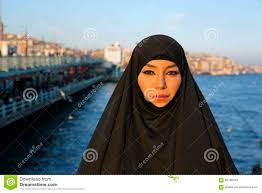 ·chador (a loose robe worn by muslim women). La Femme S Est Habillee Avec Le Foulard Noir Tchador Sur La Rue D Istanbul Dinde Image Stock Image Du Exterieur Mode 66136343