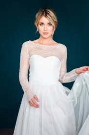 Schlichtes hochzeitskleid aus moderner grafischer spitze im top und spitzenborte im rückenausschnitt. Brauttop Aus Spanischer Vintage Bogenspitze Lukida Noni