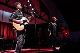 Bono de U2 recibe premio Woody Guthrie y llama a la acción social