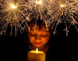 Niña Feliz Con Una Vela Y Chispitas Fotos, retratos, imágenes y fotografía  de archivo libres de derecho. Image 34353867