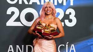 Karol G gana el premio al mejor álbum en los Latin Grammy, y Bizarrap y  Shakira también se llevan premios a casa | WFLA
