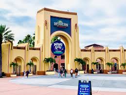 Best days to visit Universal Orlando in 2025 shown as a simple weekday chart highlighting Tuesday and Wednesday as lightest.