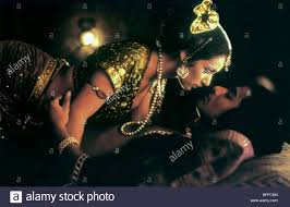 نجوم الفيلم rekha و indira varma و. Indira Varma Naveen Andrews Kama Sutra A Tale Of Love 1996 Stockfotografie Alamy