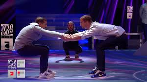 Wer länger in dieser verweilen kann, gewinnt die runde, allerdings wissen weder joko und klaas noch ihre gegner vanessa mai und janin ullmann, ob das gegnerische team nicht längst schon wieder steht. Joko Und Klaas Aussitzen Gegen Vanessa Mai Und Janin Ullmann Joko Und Klaas Gegen Prosieben Facebook