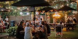 Al centro di tutto troviamo olivia lockart, il giudice che risiede nella corte municipale. The Cedar Social Ferny Hills Pizza Restaurant And Beer Garden The Weekend Edition