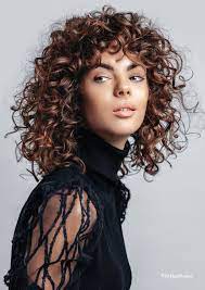 Taglio corto scalato per capelli ricci con frangetta . Capelli Mossi Con Frangia Consigli E Star Da Copiare Vogue Italia