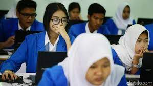 Jika kamu masih bingung dan tidak tahu ingin sekolah dimana, maka kamu harus melihat kelebihan dan kekurangan yang dimiliki, dan pilihlah yang sesuai dengan diri kamu. Banyak Lulusan Smk Jadi Pengangguran Ini Penyebabnya