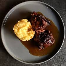 7 Stunden Sanft Geschmorte Kalbsbackchen An Rosmarinjus Mit Zitronenkartoffelstampf Nach Einem Rezept Von Arthurs Tochter Food Homema Food Steak Meat