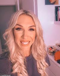 Ellen Roz's Instagram, Twitter & Facebook