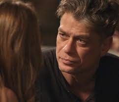 Arthur pede que Eliza passe a noite com ele