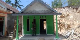 Pagar rumah batu alam jenisnya banyak sekali dan mempunyai beraneka ragam model yang bisa anda pilih sesuai dengan selera anda. Rtlh Teras Rumah Bapak Riyono Tmmd Reg Ke 106 Kodim 0818 Malang Batu Nusantarapos Co Id