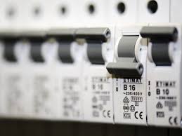 Die lampen sind aus, der kühlschrank läuft nicht mehr und der fernseher sieht schwarz. Sfwqwi12mpeugm